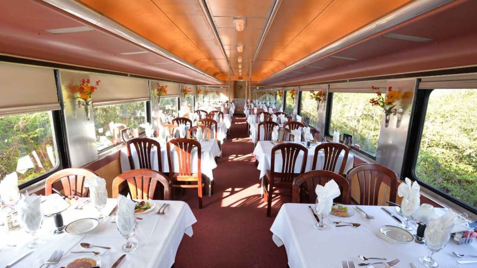 Top Dinner Trains Offering Scenic Views